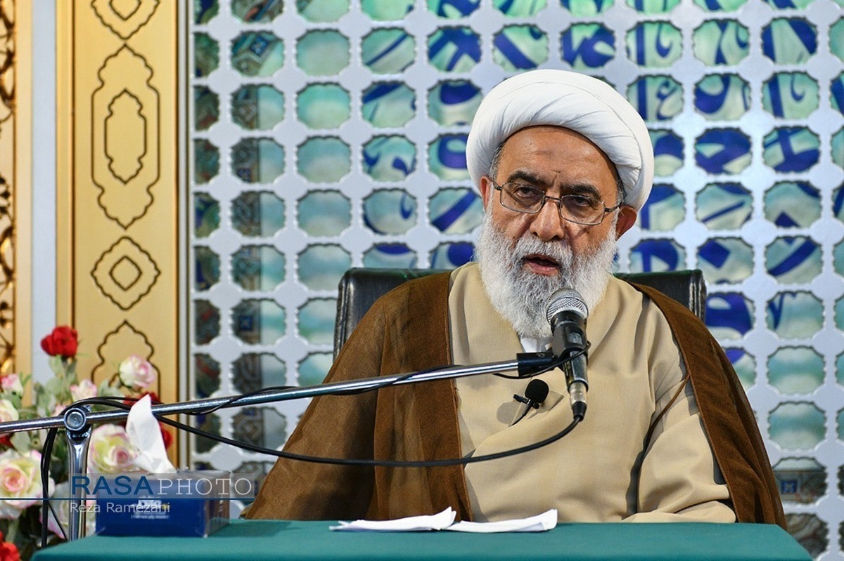 همه باید به رهبر معظم انقلاب اظهار وفاداری و پشتیبانی کنند