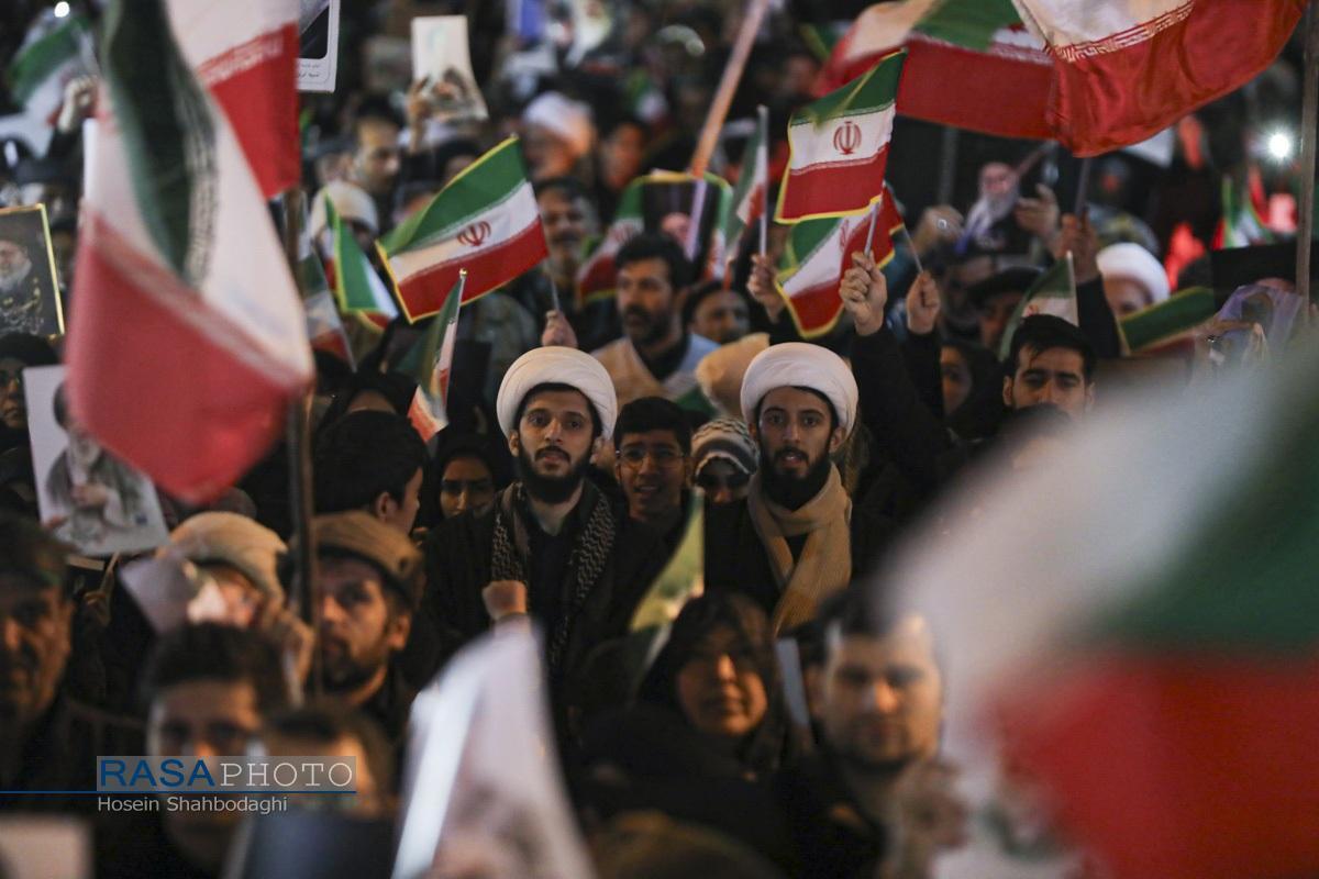 مردم پردیسان قم با شعار «نه سازش نه تسلیم، نبرد با آمریکا» با رهبر انقلاب بیعت کردند