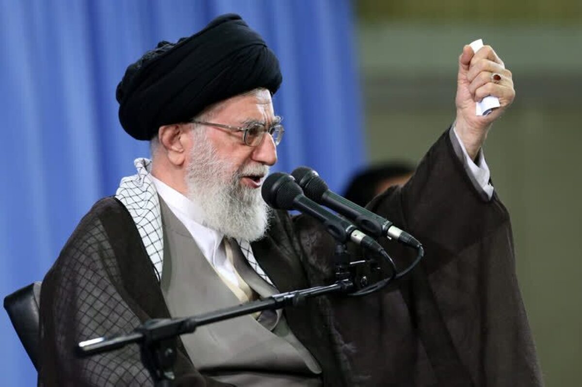 از مشت گره‌کرده‌ات آموخته‌ایم...