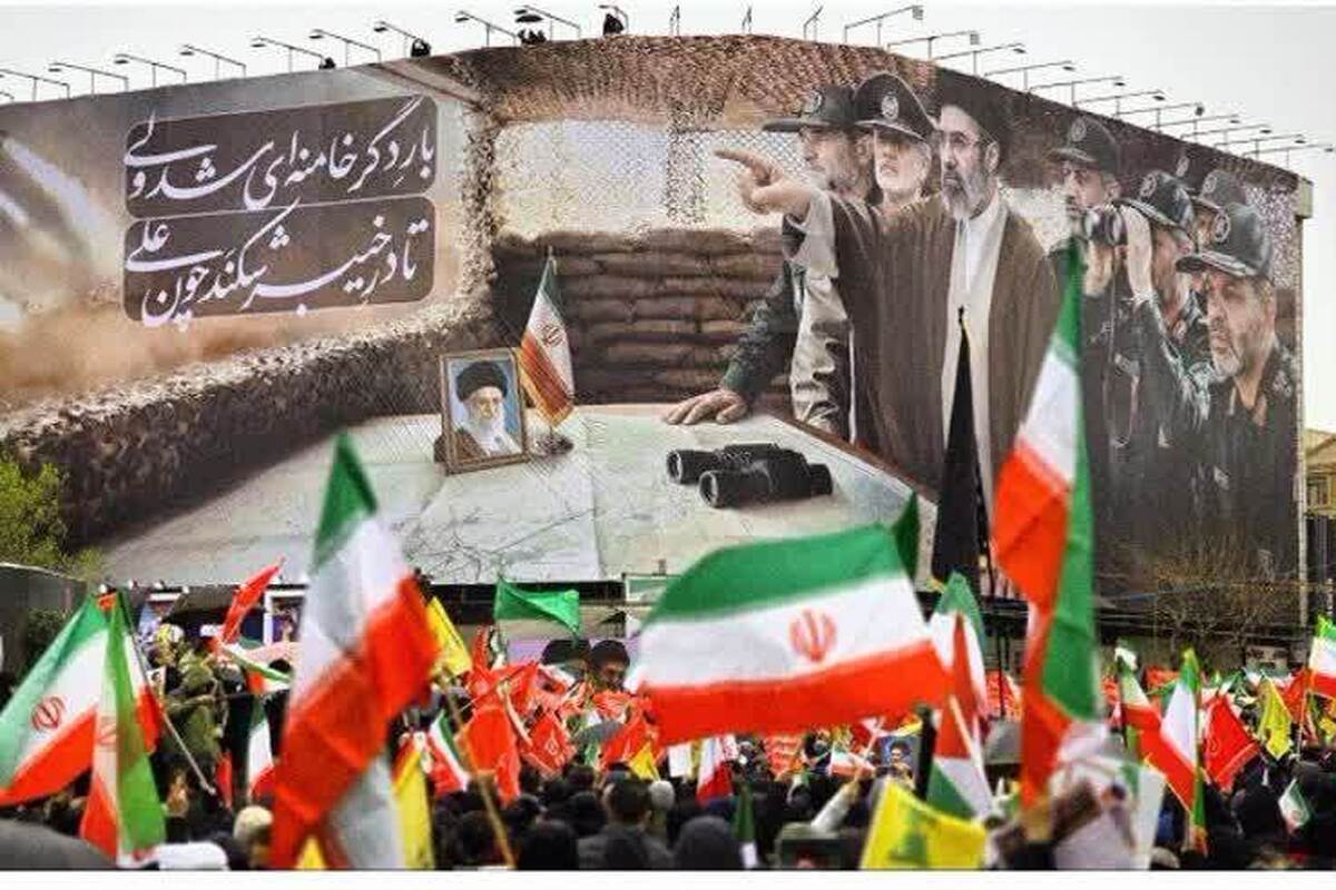 رونمایی از دیوارنگاره جدید میدان انقلاب با تصویر رهبر معظم انقلاب و فرماندهان دفاع مقدس