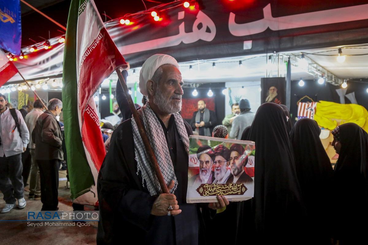 گزارشی از فعالیتهای جهادی هنرمندان قم در موکب هنر و رسانه گزارشی از فعالیتهای جهادی هنرمندان قم در موکب هنر و رسانه
