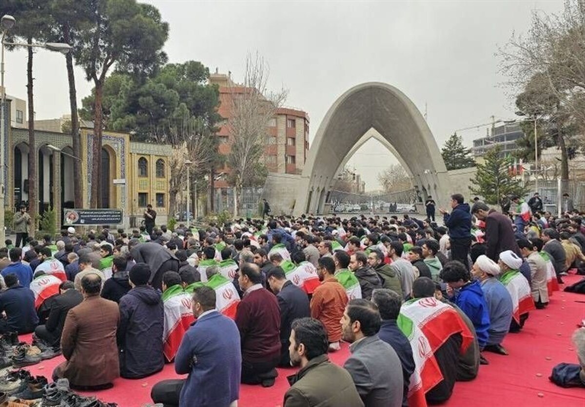 تجمع گسترده دانشجویان در محکومیت اهانت به پرچم ایران