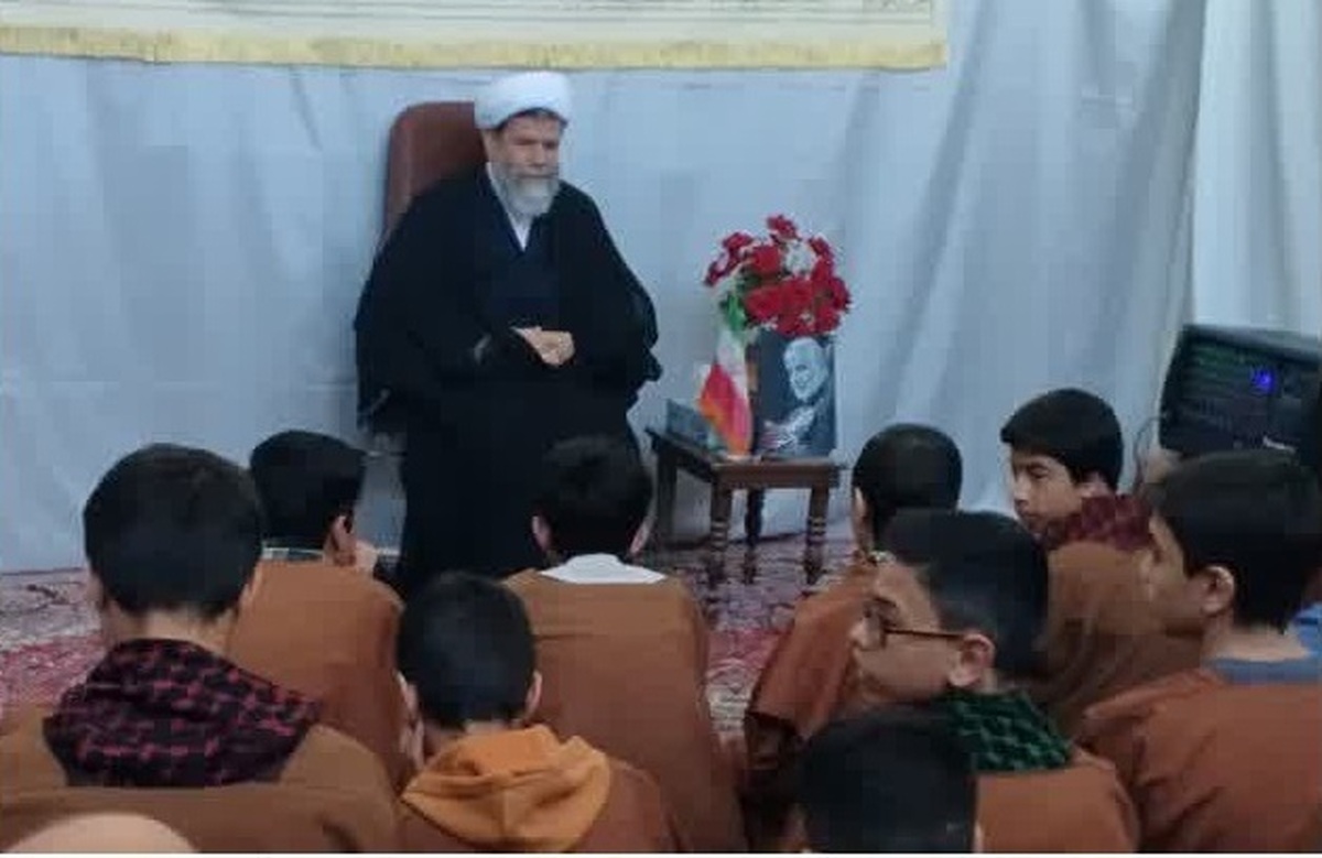 بازدید مدیر حوزه علمیه فارس از مدرسه آقاباباخان شیراز