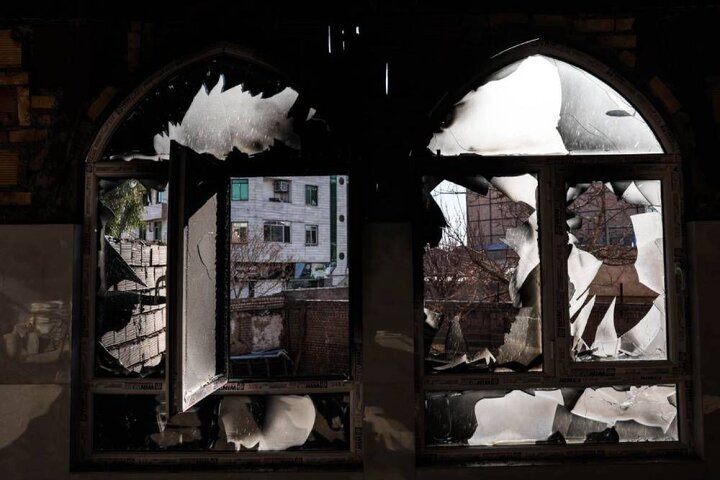 روایت تصویری «مسجد سوخته»؛ ردِ فداکاری بر فرش ماندگار شد!