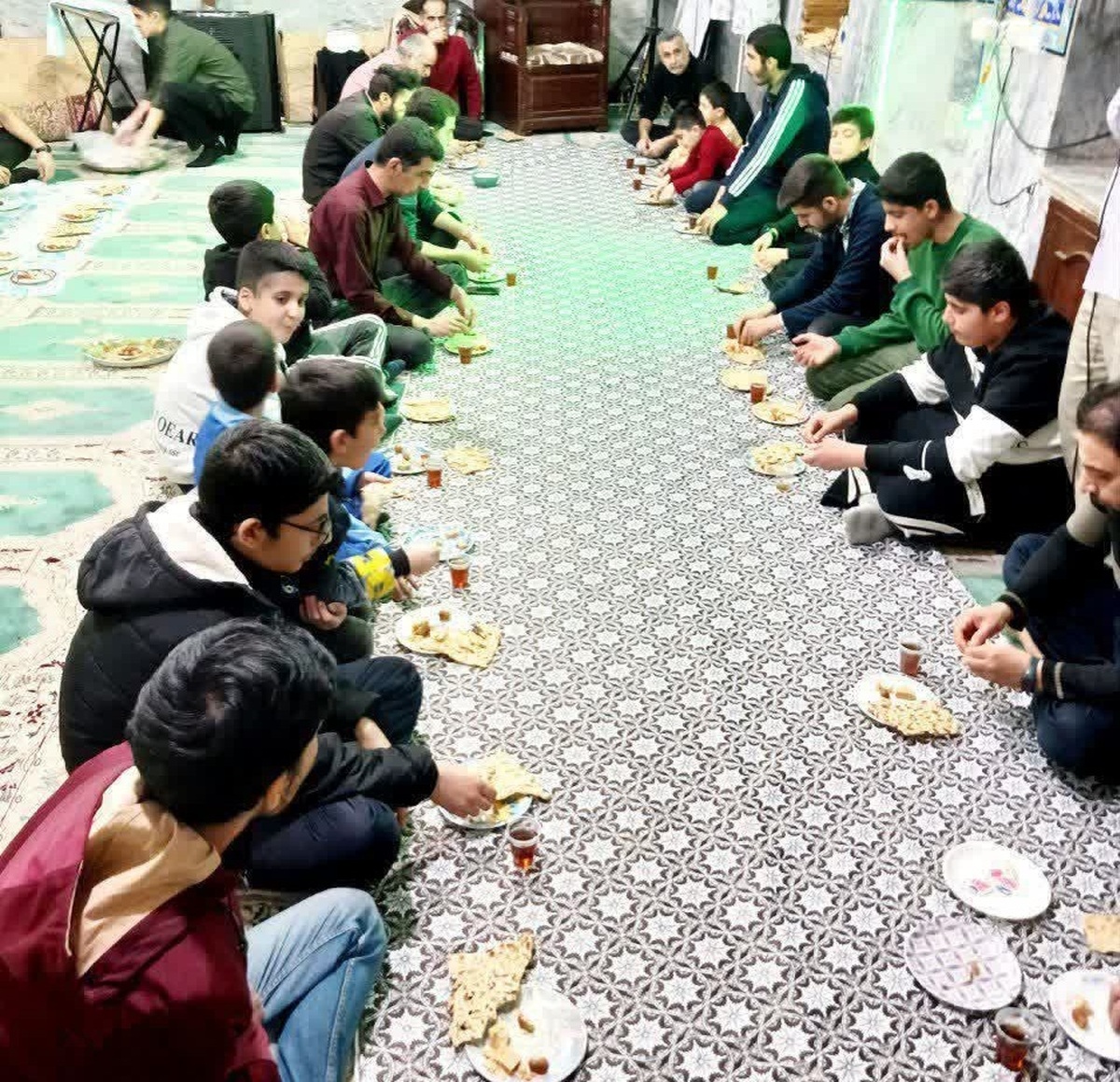 رونق همدلی در بروجرد با برپایی سفره‌های افطاری ساده در مساجد