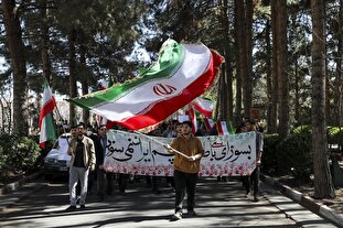 خروش دانشجویان قم در دفاع از پرچم ایران