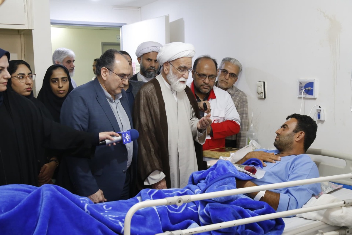 عیادت نماینده رهبر انقلاب از مصدومان حادثه بندر شهید رجایی