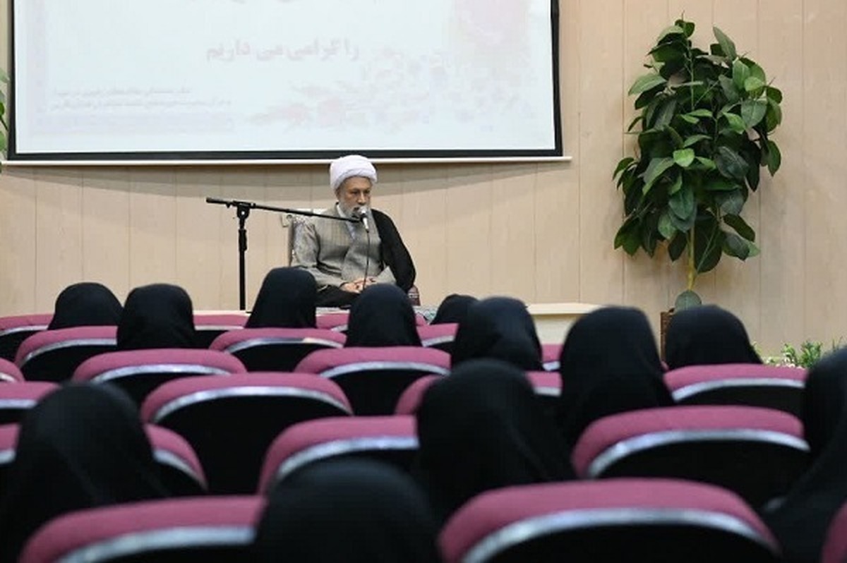 اساتید حوزه علمیه خواهران در مسائل سیاسی اجتماعی اثرگذار باشند