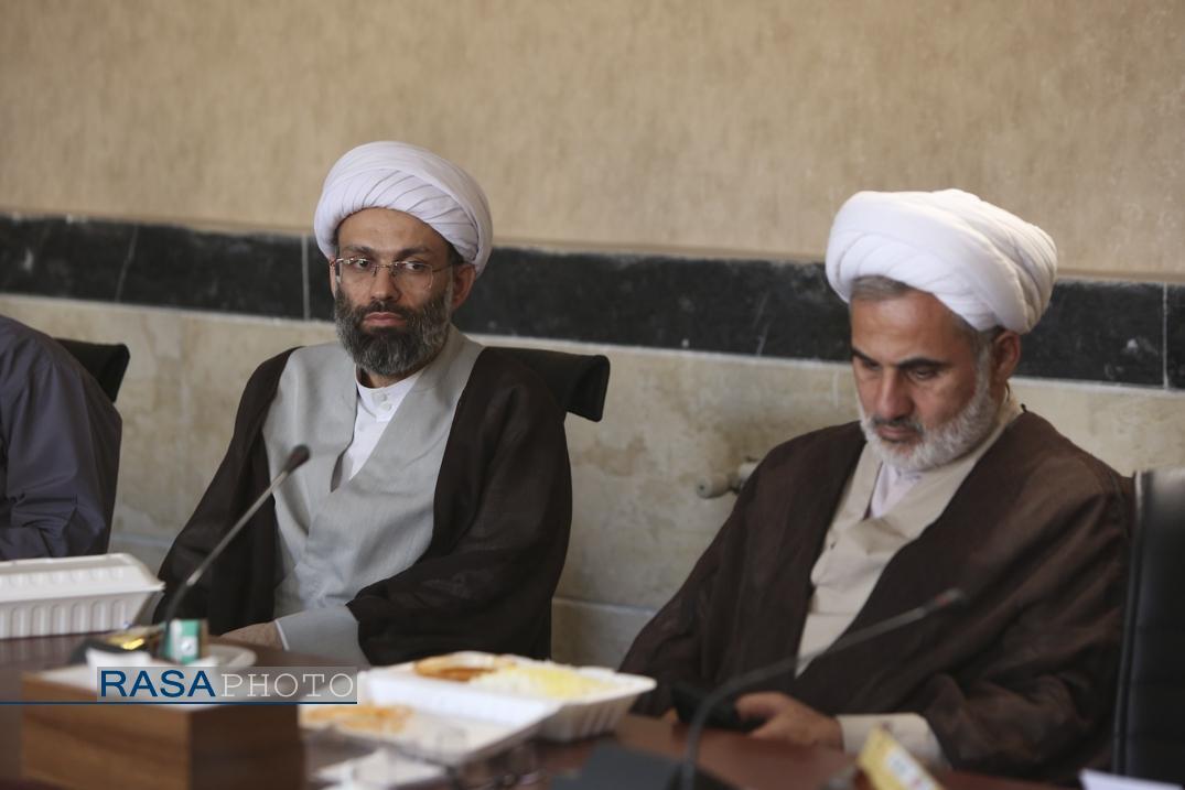 گزارشی از  نشست تحلیل و بررسی «پیام رهبر معظم انقلاب به همایش ملی صدمین سال بازتأسیس حوزه علمیه قم»