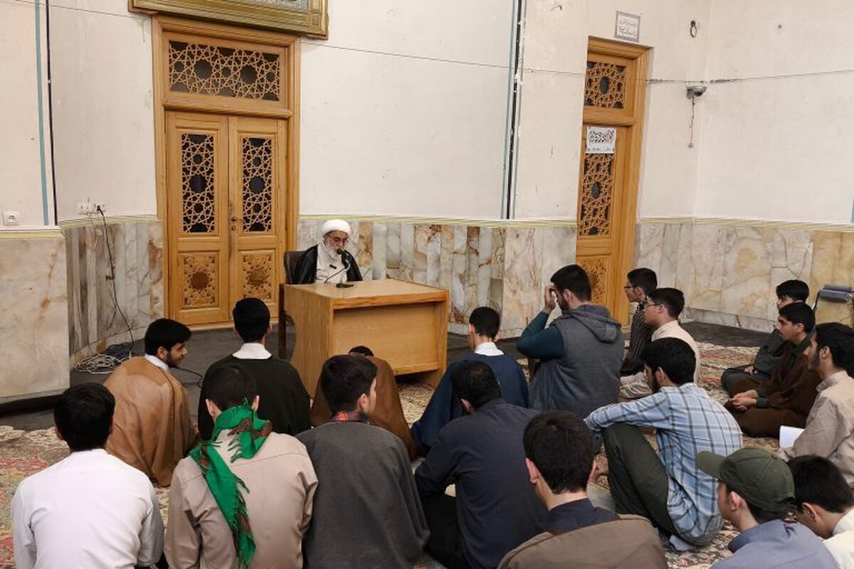 طلاب منشور روحانیت رهبر انقلاب را مطالعه و مباحثه کنند