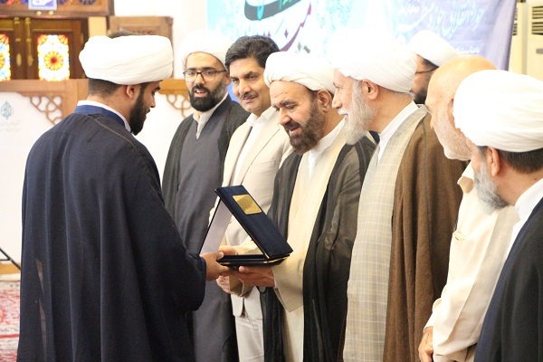 تجلیل از برگزیدگان همایش ملی «حوزه انقلابی حوزه منتظر» در شیراز
