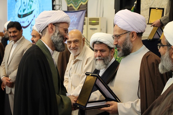 تجلیل از برگزیدگان همایش ملی «حوزه انقلابی حوزه منتظر» در شیراز