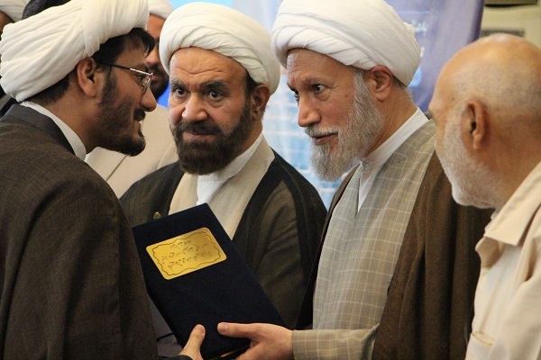 تجلیل از برگزیدگان همایش ملی «حوزه انقلابی حوزه منتظر» در شیراز