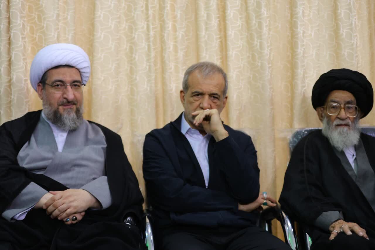 در حال بروز رسانی تبریز میزبان حماسه‌ای از اشک و افتخار / تجلیل از مکتب شهیدان خدمت در مصلی امام خمینی(ره)