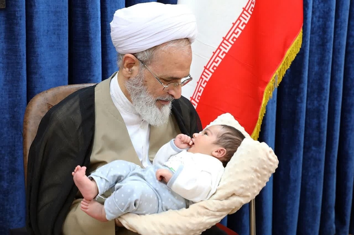 آیتالله اعرافی از نقش مادران در تحکیم بنیان خانواده تقدیر کرد