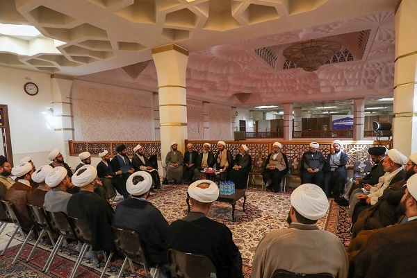 نشست تولیت حرم شاهچراغ با حمعی از روحانیون شیراز پیرامون منشور رهبر انقلاب برگزار شد