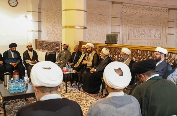 نشست تولیت حرم شاهچراغ با حمعی از روحانیون شیراز پیرامون منشور رهبر انقلاب برگزار شد