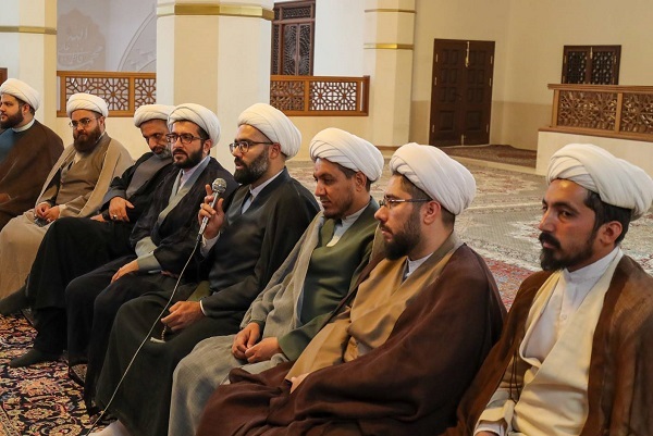 نشست تولیت حرم شاهچراغ با حمعی از روحانیون شیراز پیرامون منشور رهبر انقلاب برگزار شد