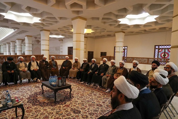 نشست تولیت حرم شاهچراغ با حمعی از روحانیون شیراز پیرامون منشور رهبر انقلاب برگزار شد