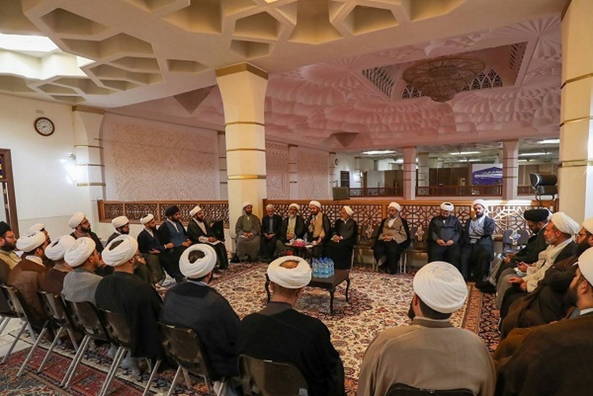 نشست تولیت حرم شاهچراغ با جمعی از روحانیون شیراز +تصاویر