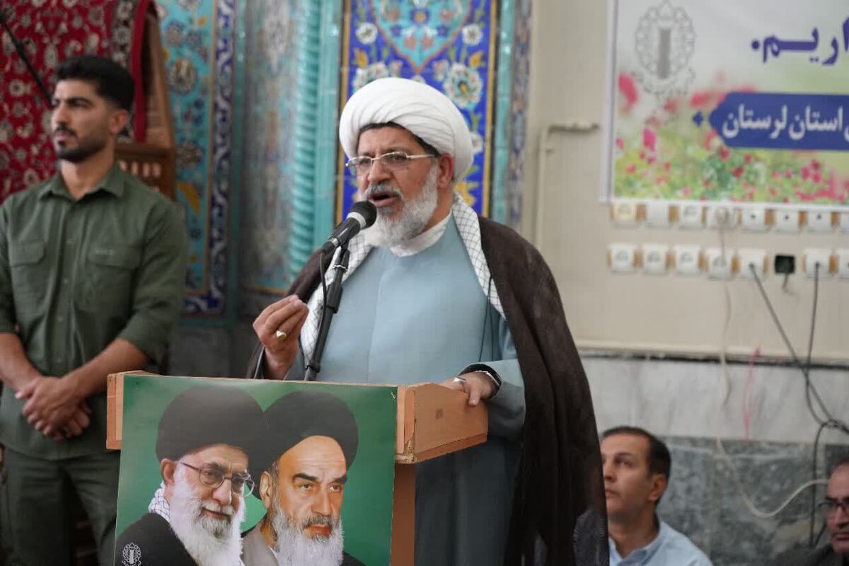 امام خمینی پرچم اسلام را در جهان به اهتزاز درآورد