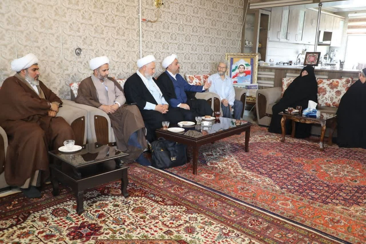 دیدار مسئول سازمان بسیج اساتید، طلاب و روحانیون کشور با خانواده شهید شاخص سال ۱۴۰۴ روحانیت+تصاویر
