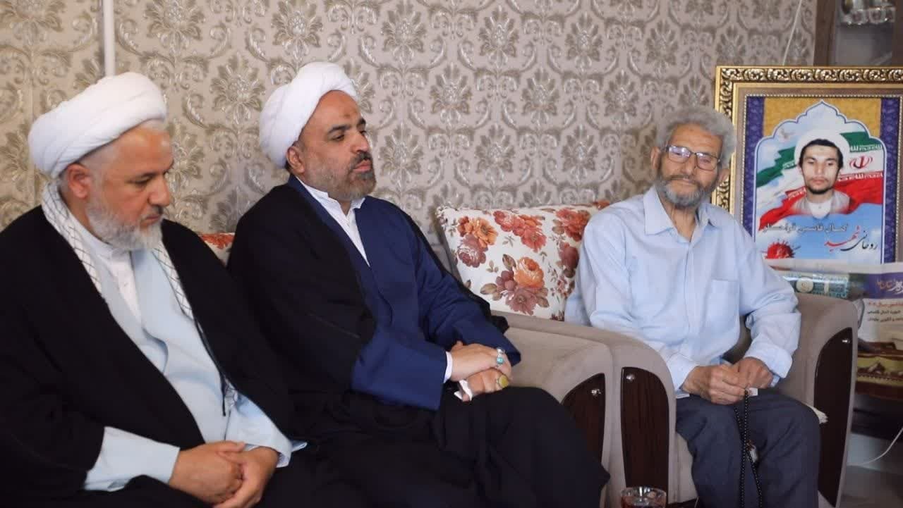 دیدار مسئول سازمان بسیج اساتید، طلاب و روحانیون کشور با خانواده شهید شاخص سال ۱۴۰۴ روحانیت