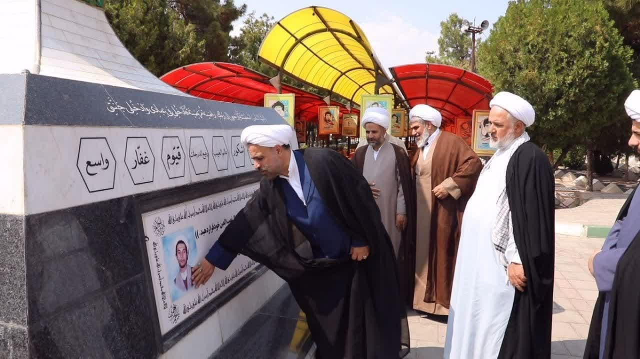 دیدار مسئول سازمان بسیج اساتید، طلاب و روحانیون کشور با خانواده شهید شاخص سال ۱۴۰۴ روحانیت