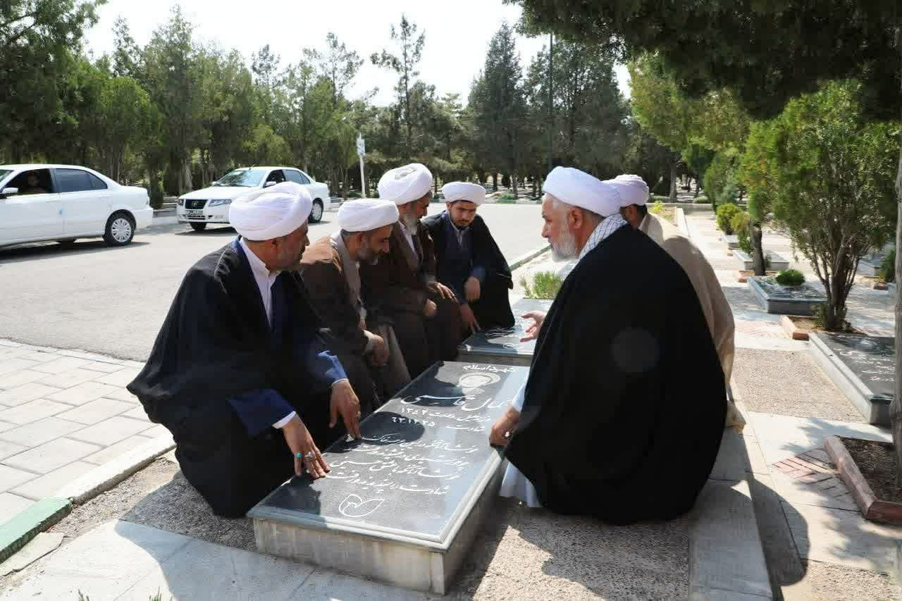 دیدار مسئول سازمان بسیج اساتید، طلاب و روحانیون کشور با خانواده شهید شاخص سال ۱۴۰۴ روحانیت