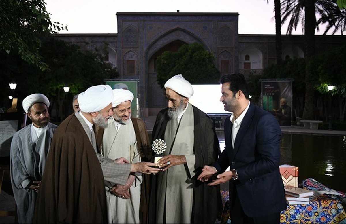 نشان مفاخر به آیت الله احمد بهشتی اهدا شد+ تصاویر