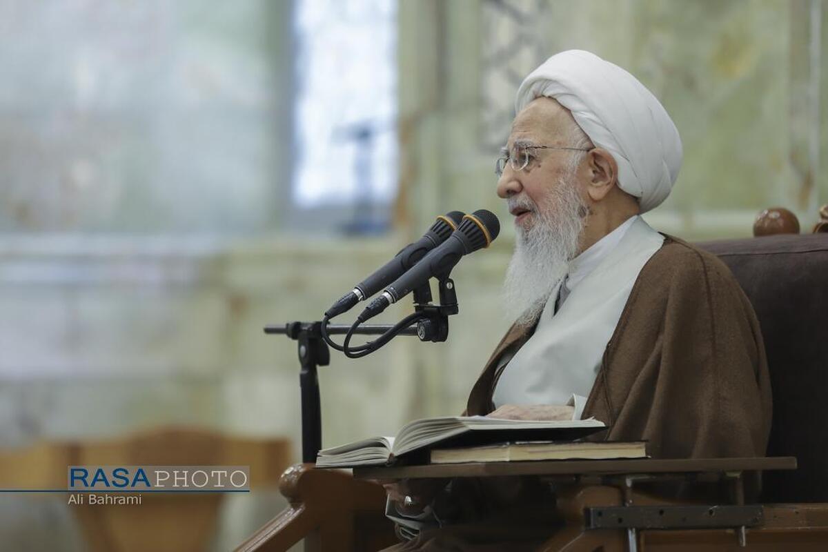 رهبر انقلاب محور استقلال و عمود استقامت اند
