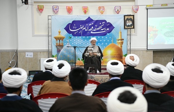 مراسم تجلیل از برگزیدگان مدرسه تخصصی فقه الرضا شیراز برگزار شد