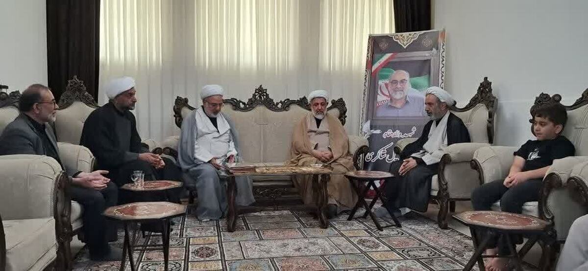 حضور نمایندگان آیتالله اعرافی در منزل شهید سردار شاکری