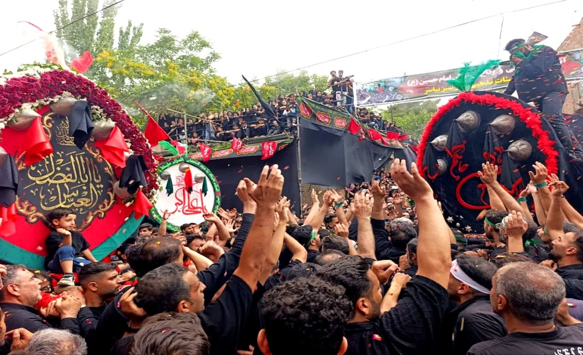 آیین سنتی نخلگردانی روز ششم امام حسین در نیاسر کاشان برگزار شد + عکس