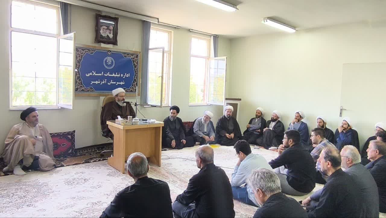 برگزاری نشست تبیینی جنگ ۱۲ روزه با محوریت تدبر در آیات مقاومت در آذرشهر+ تصاویر