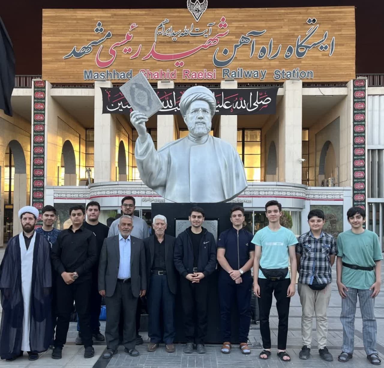 کاروان جوانان ستاد نماز جمعه هادیشهر در آستان رضوی تجدید عهد کردند+ تصاویر