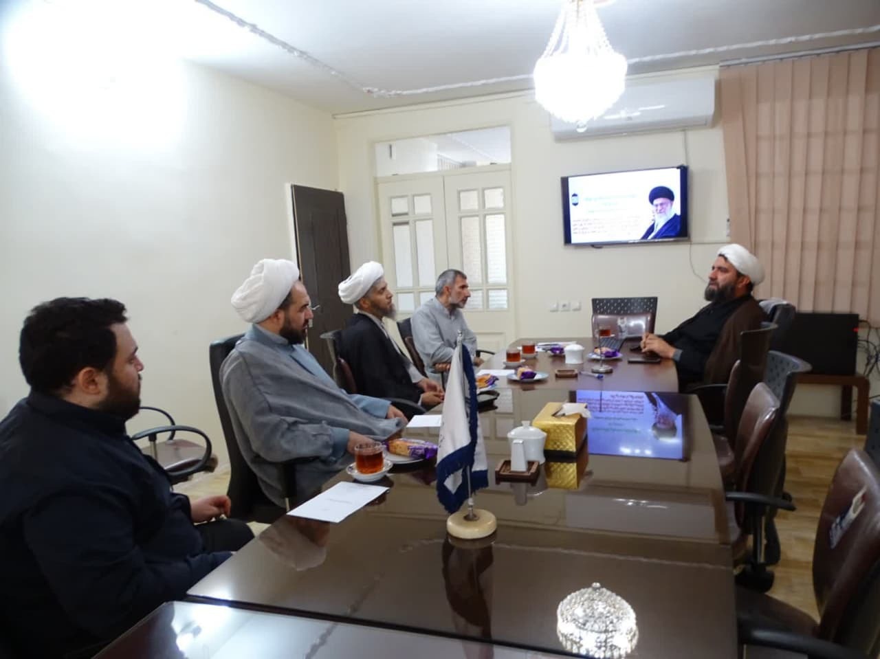 تمرکز بر خدمات مسکن و سلامت / تأکید بر تلفیق دانش حوزوی با میدان جهاد