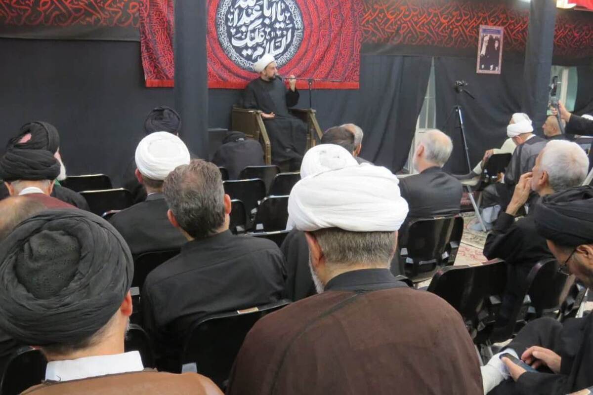 تبیین قیام و نهضت عاشورا از جمله فعالیت های امام سجاد بود