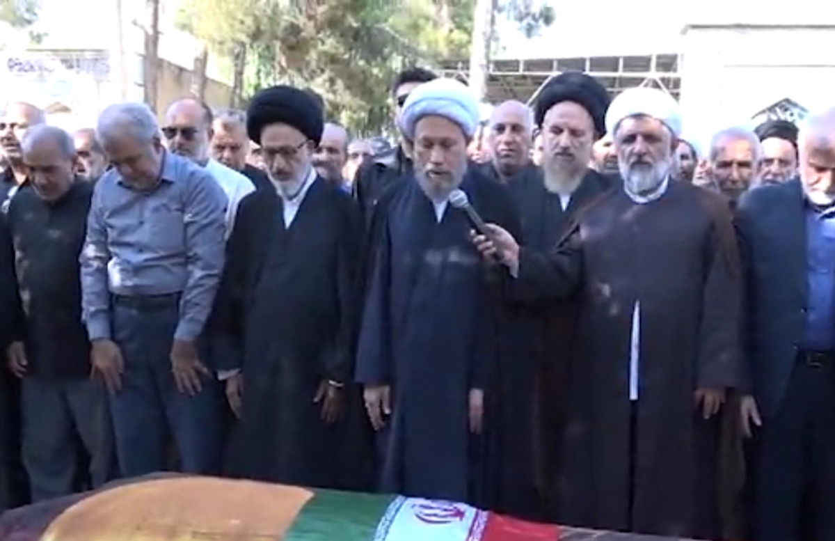 تشییع پیکر مادر سه شهید و چهار جانباز دفاع مقدس در شیراز