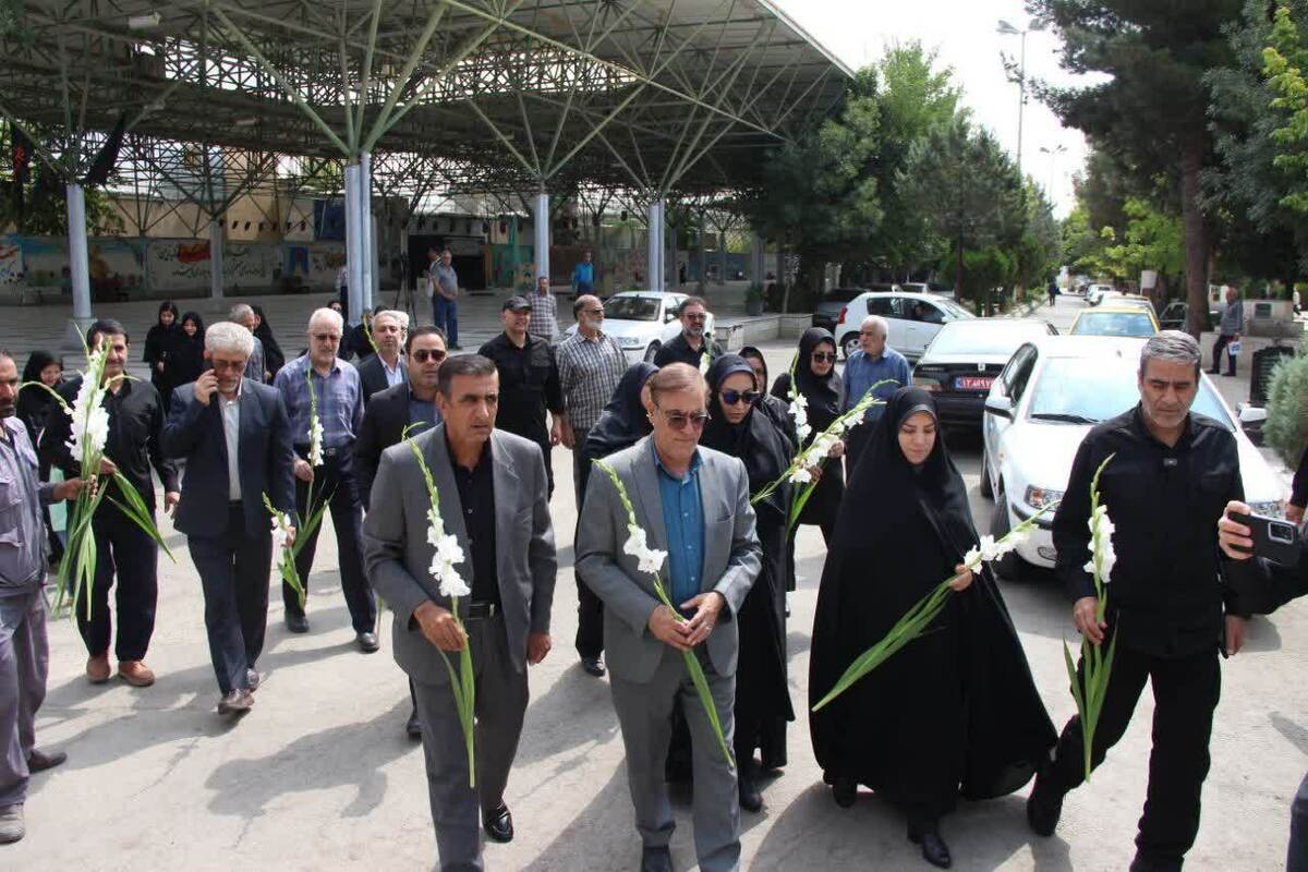 غبارروبی مزار خبرنگار شهید «محمود صارمی» در بروجرد