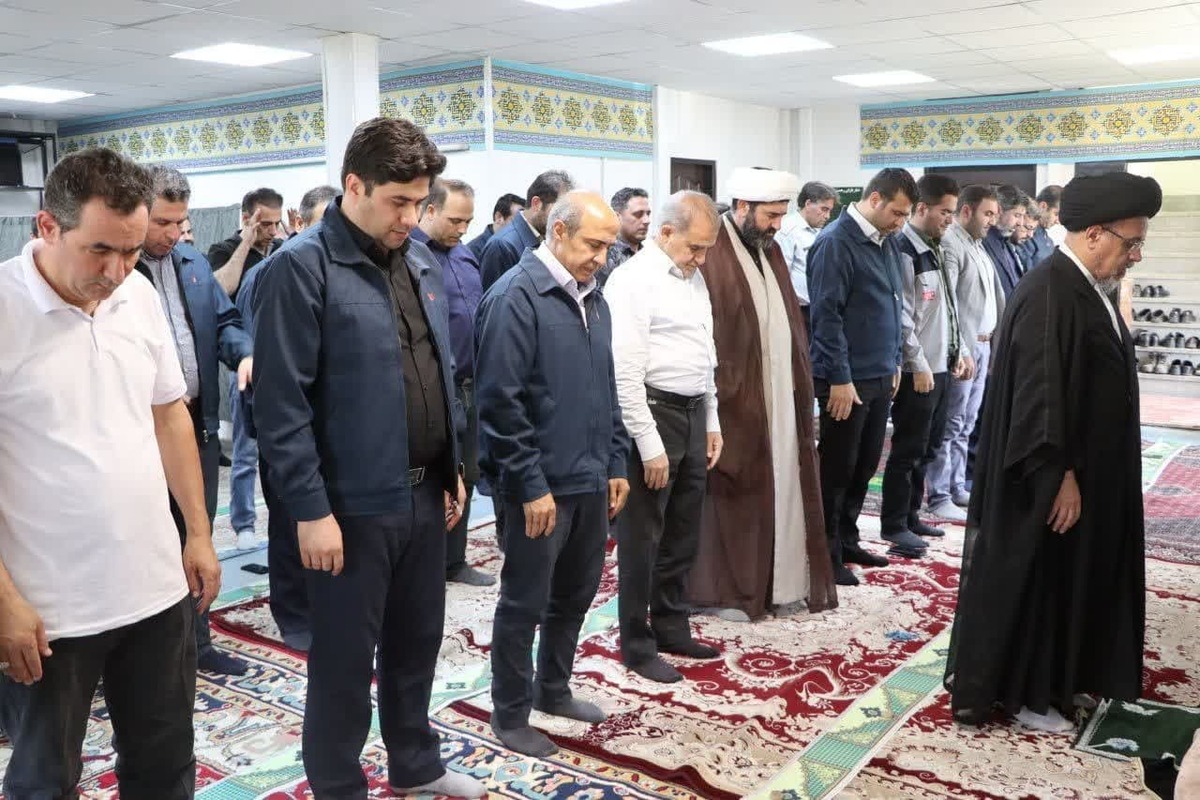 اقامه نماز جماعت در مجتمع فولاد صنعت بناب با حضور امام جمعه این شهر+ تصاویر
