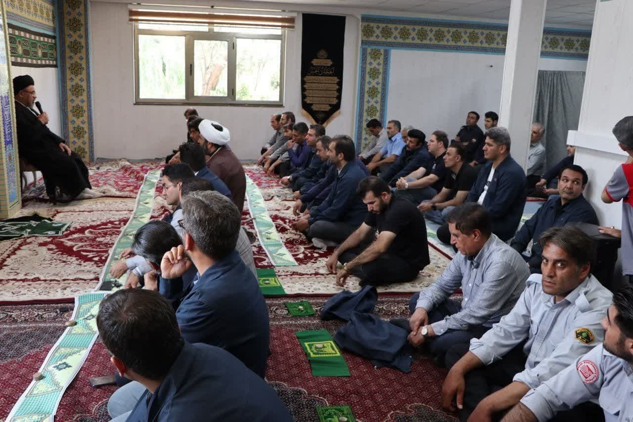 اقامه نماز جماعت در مجتمع فولاد صنعت بناب با حضور امام جمعه این شهر+ تصاویر