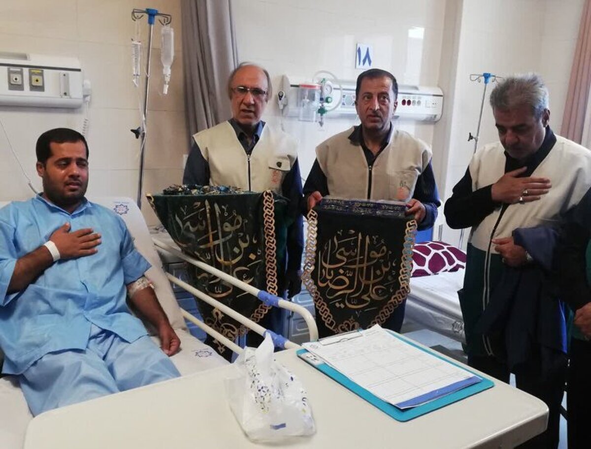 عیادت خادمان حرم رضوی از مجروحان حادثه واژگونی اتوبوس حامل زائران امام رضا