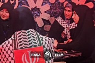 گوشه‌ای از تبلیغ مبلغین خواهر با دانشجویان در موکب یاران مهدی