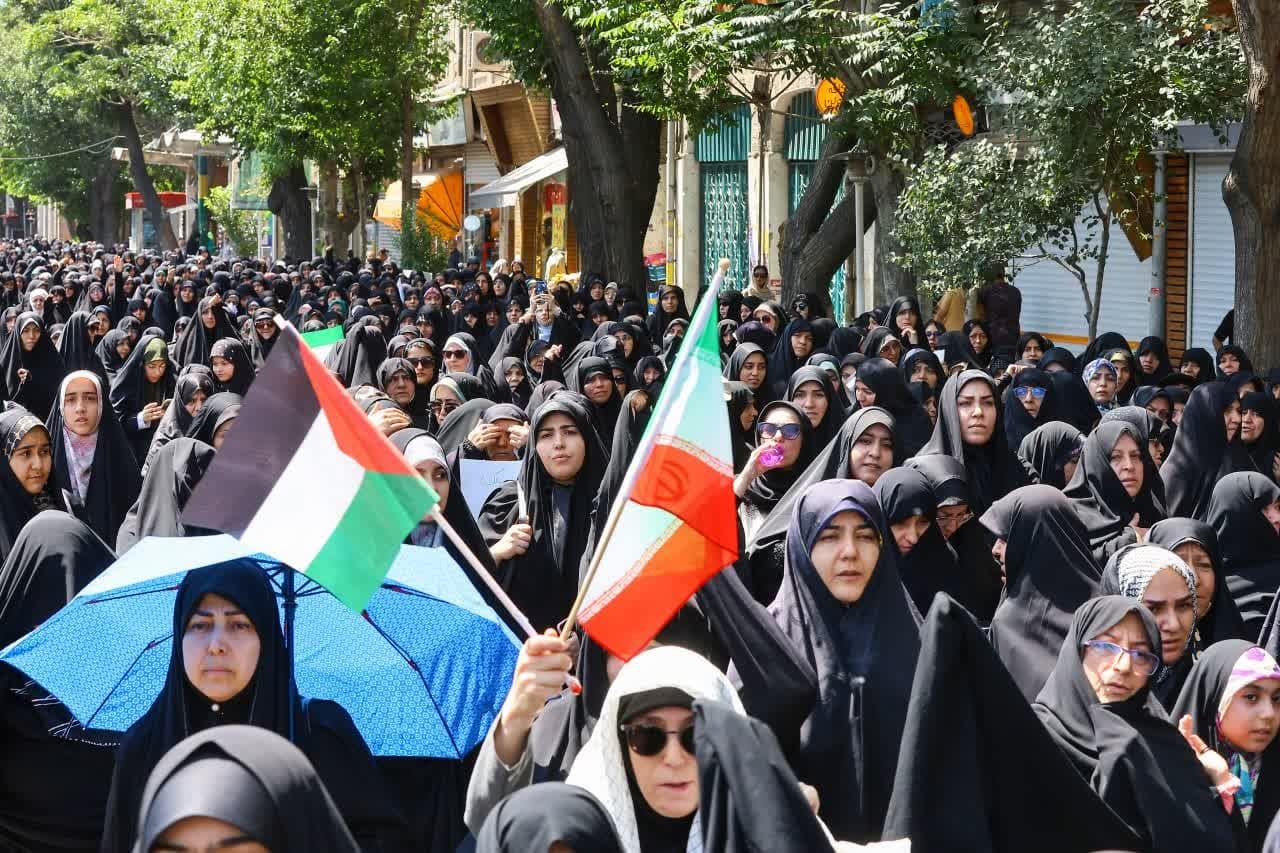 حضور امام جمعه تبریز در راهپیمایی جمعه‌ های خشم و نصر تبریز+ تصاویر