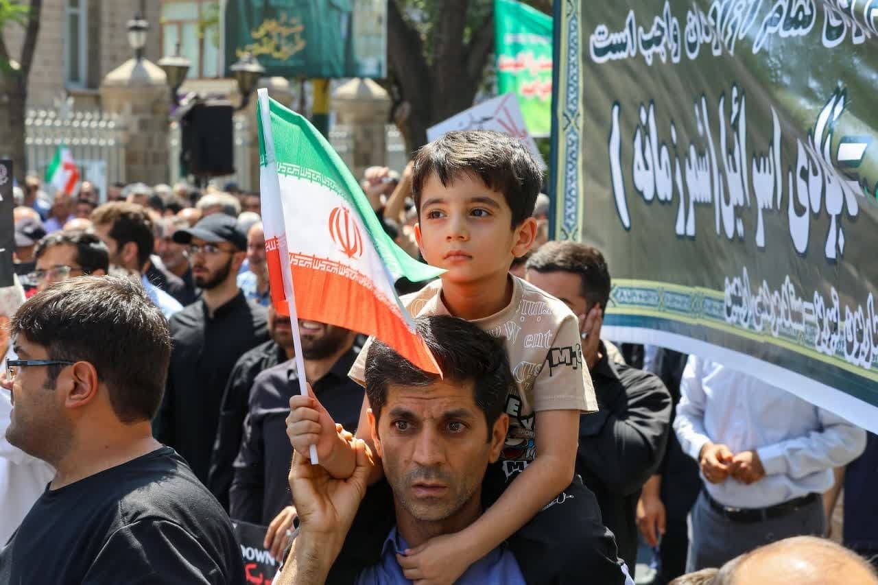 حضور امام جمعه تبریز در راهپیمایی جمعه‌ های خشم و نصر تبریز+ تصاویر