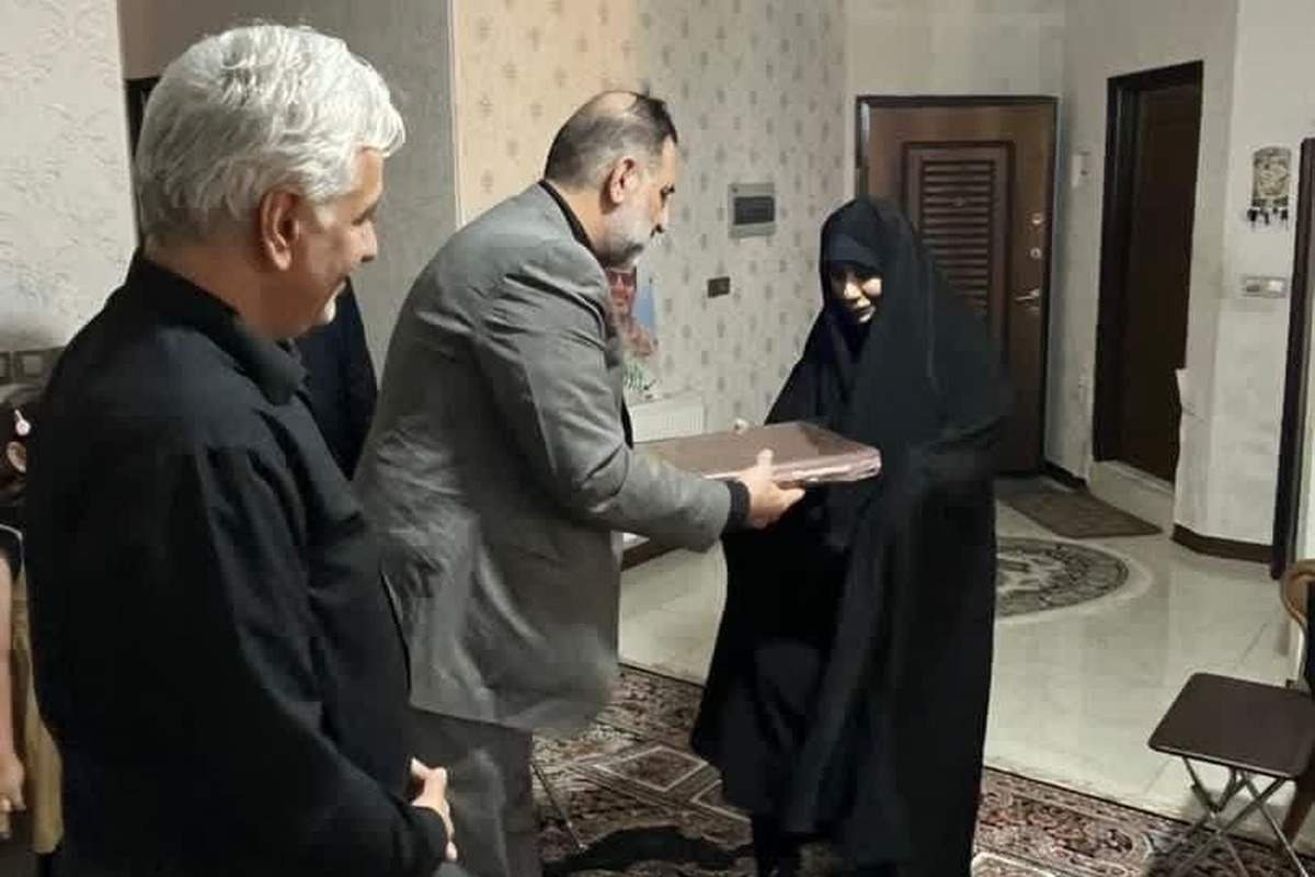 تجلیل مجمع خیرین سلامت استان قم از خانواده شهید دکتر شیروانی