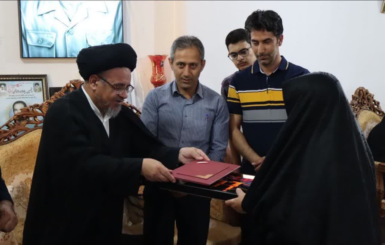 دیدار امام جمعه شهرستان بناب با خانواده‌ های معظم شهیدان پوراصل و امیررستمی+ تصاویر