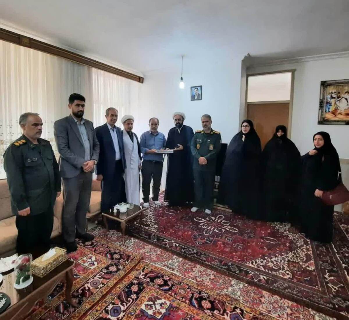 تجلیل مسئولان آذرشهر از خانواده شهدا و جانبازان