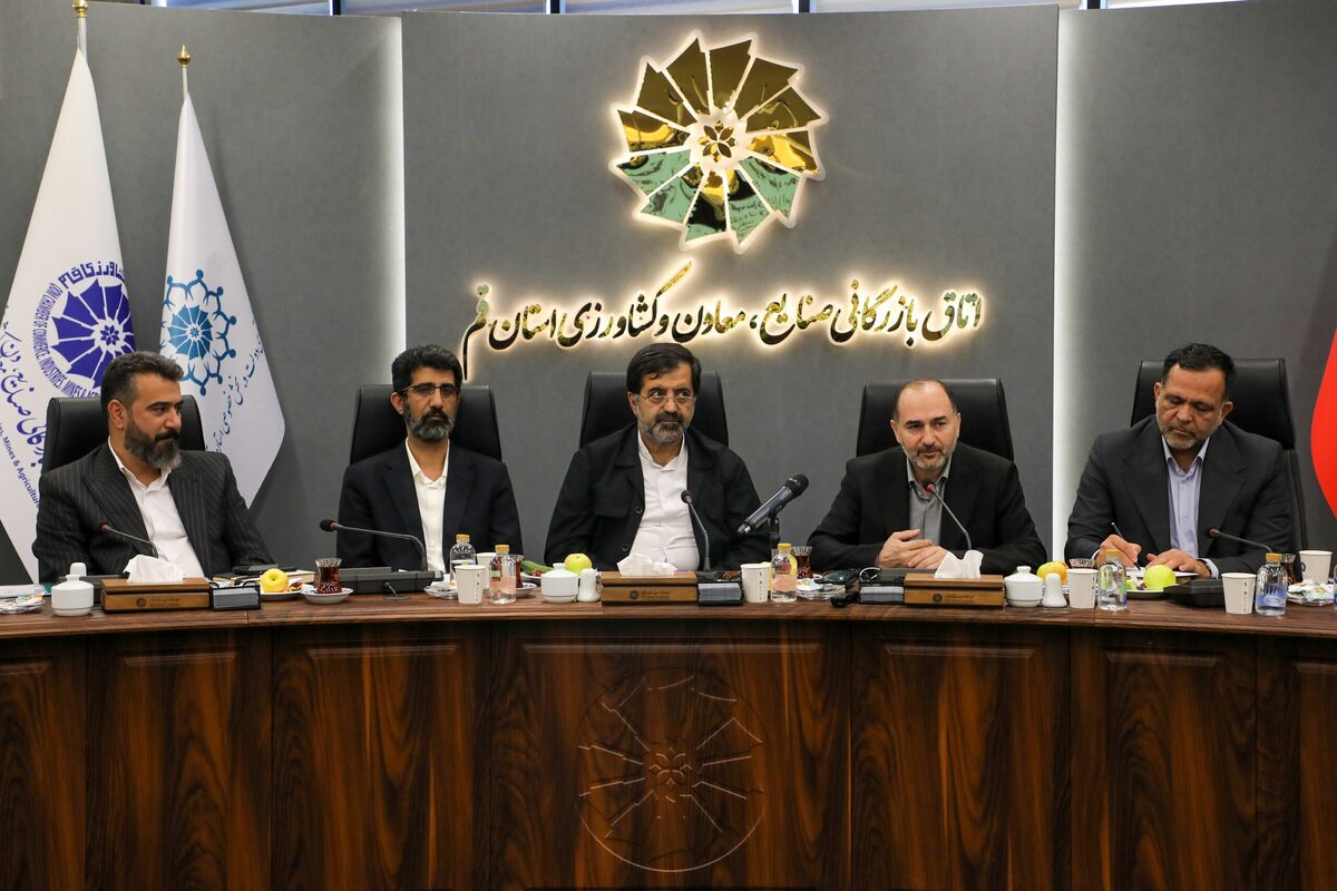قانونگذاری تجارت باید به دست صنعتگران و بازرگانان انجام شود